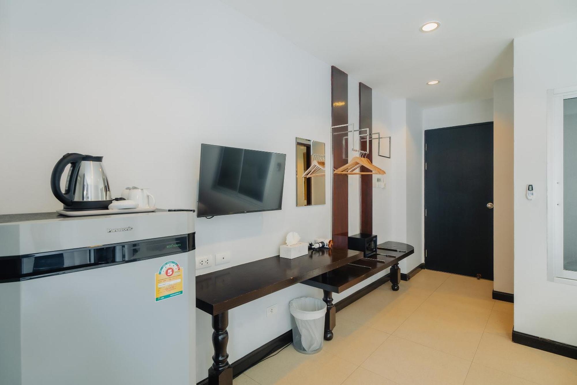 Di Yana Patong Hotell Exteriör bild