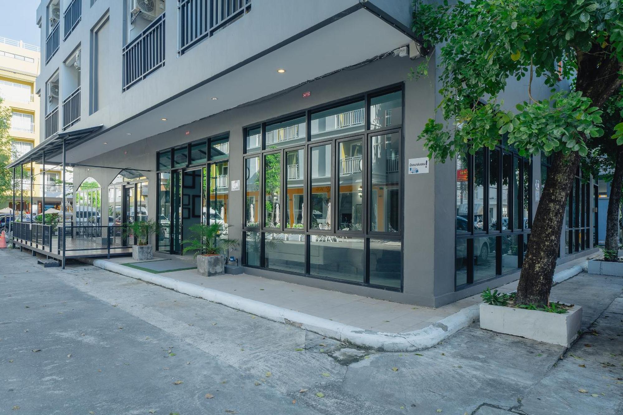 Di Yana Patong Hotell Exteriör bild